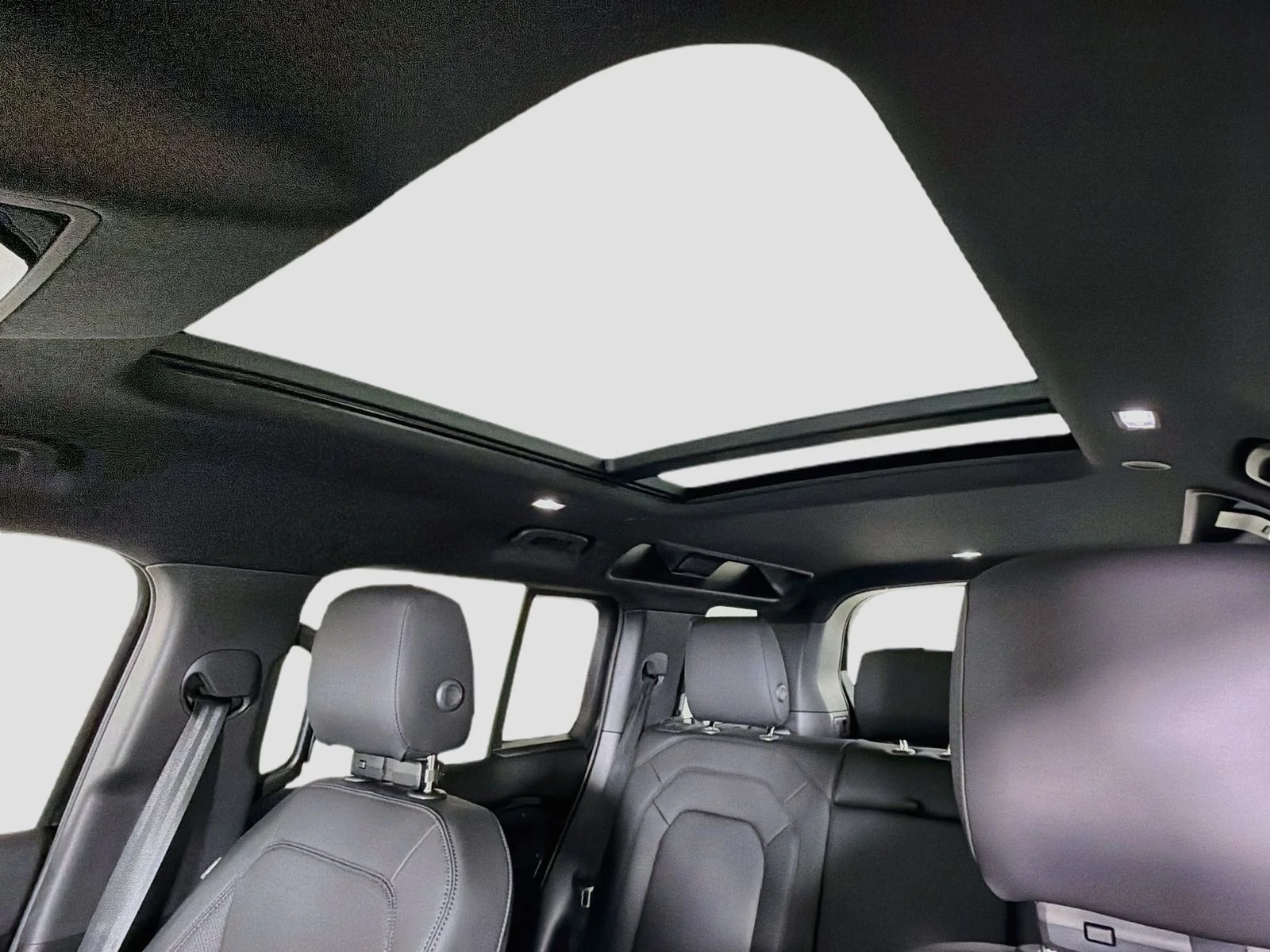 New 2026 Santorini Black Land Rover S image 9