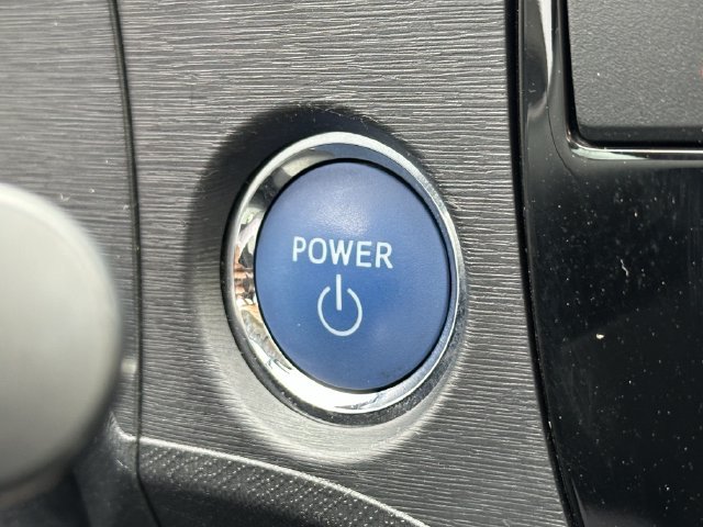 Used 2015 Silver Toyota Three image 21