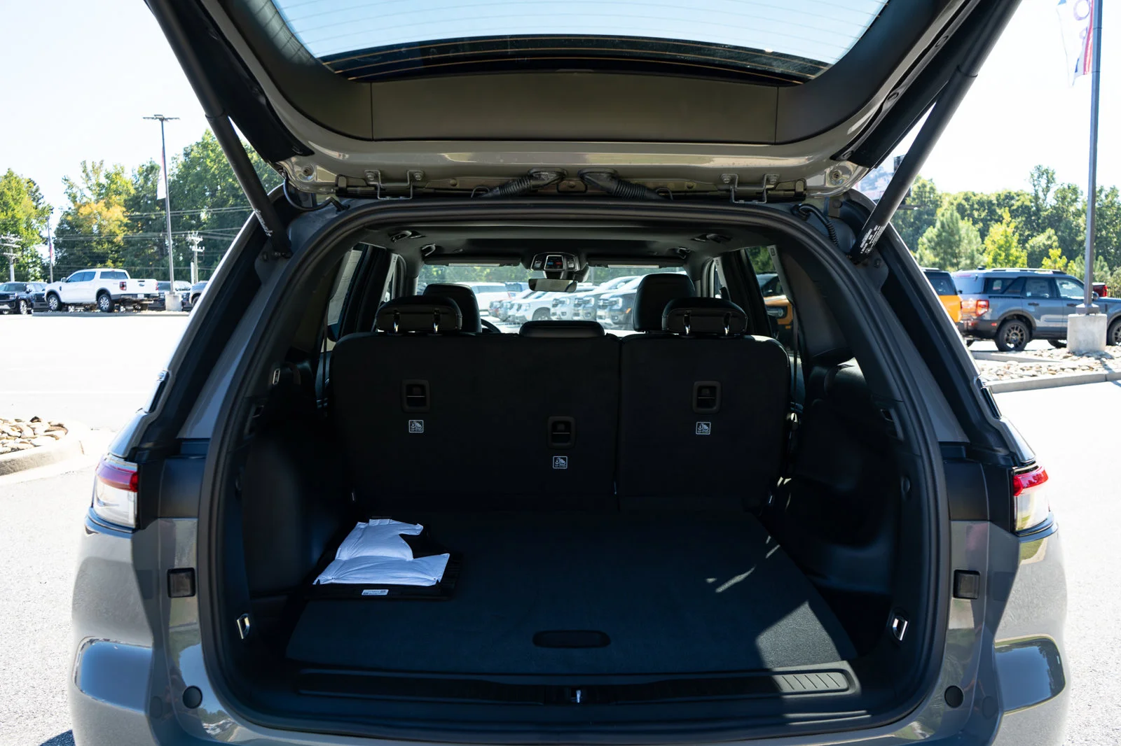New 2027 Sting-Gray Clearcoat Jeep Altitude image 9