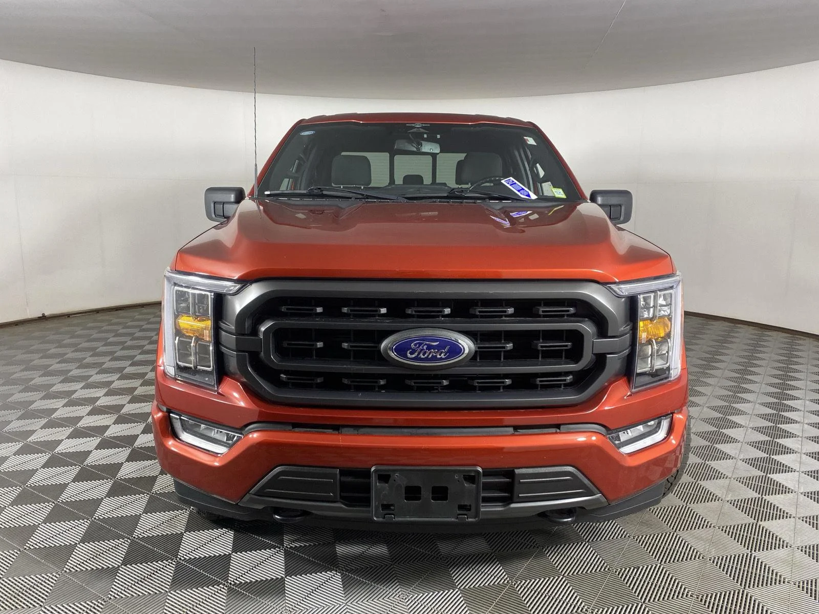 Used 2023 Hot Pepper Red Tinted Clearcoat Ford XLT image 5