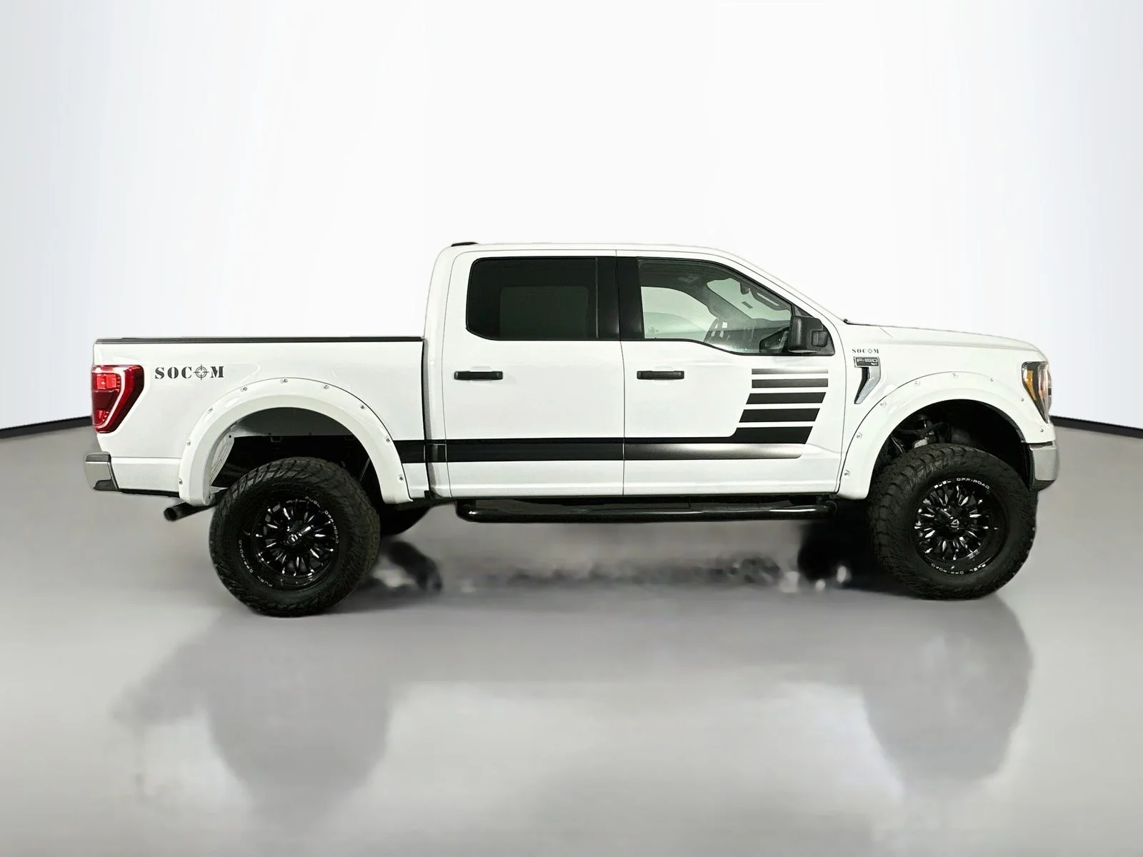 Used 2023 White Ford XLT image 9