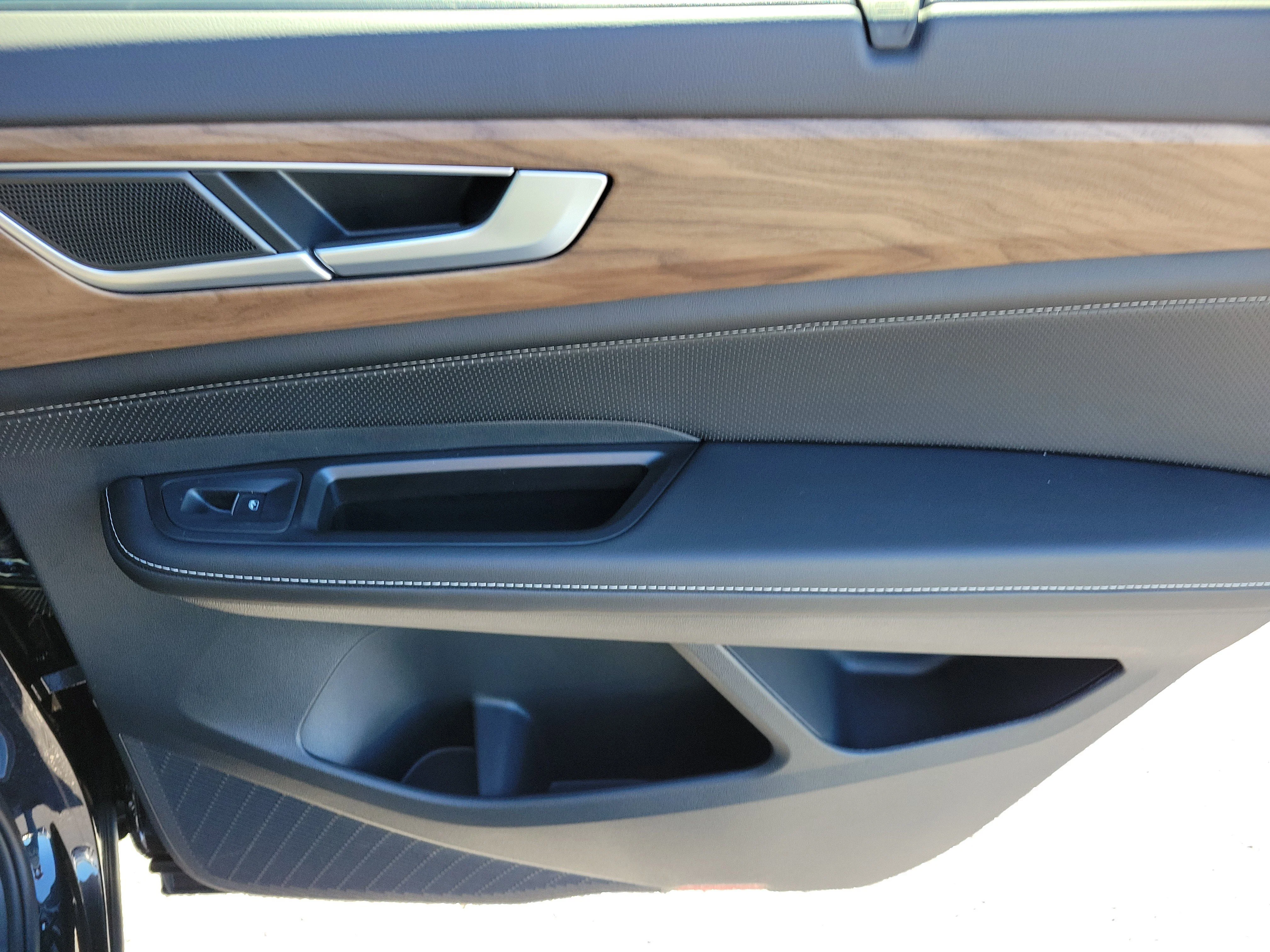 New 2026 Black Volkswagen SE w/Technology image 11