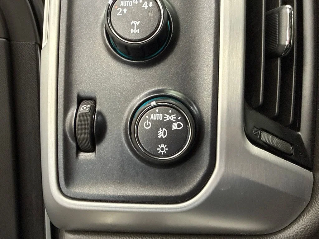 Used 2019 White GMC SLE image 25