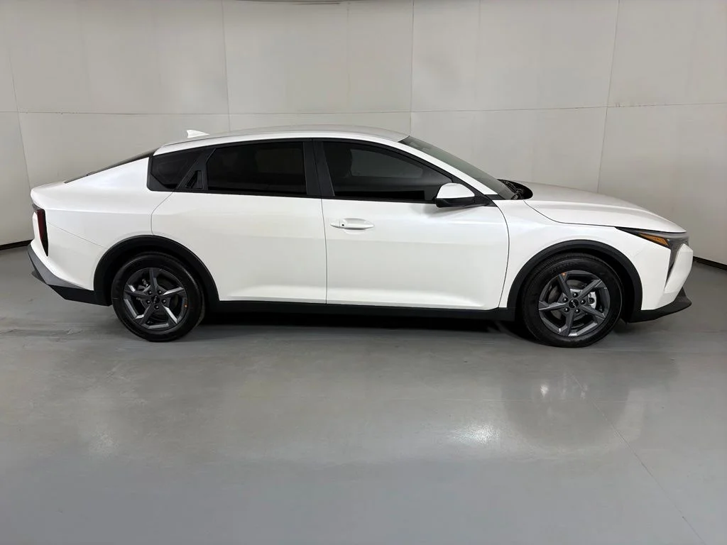 New 2026 Snow White Pearl Kia LXS image 9