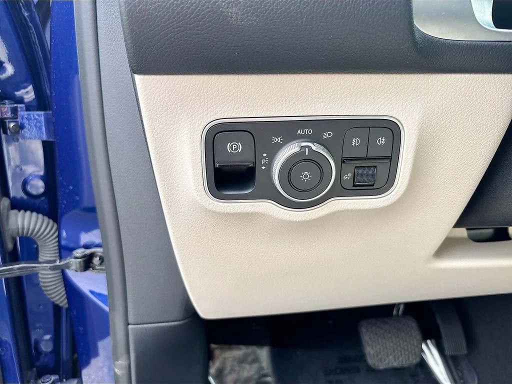 Used 2023 Blue Mercedes-Benz GLB 250 image 38