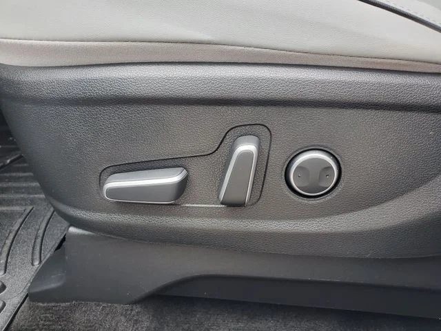 Used 2025 White Hyundai SEL image 19