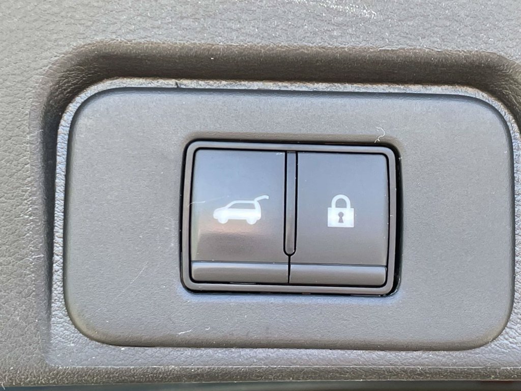 Used 2025  Nissan SV image 9