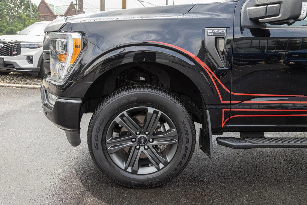 Used 2023 Black Ford XLT image 9