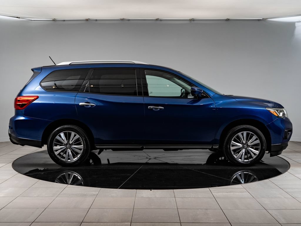 Used 2018 Caspian Blue Nissan SL image 11