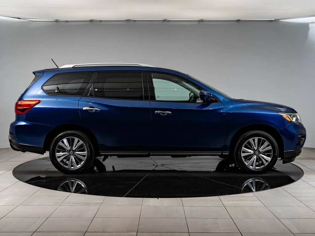 Used 2018 Caspian Blue Nissan SL image 11