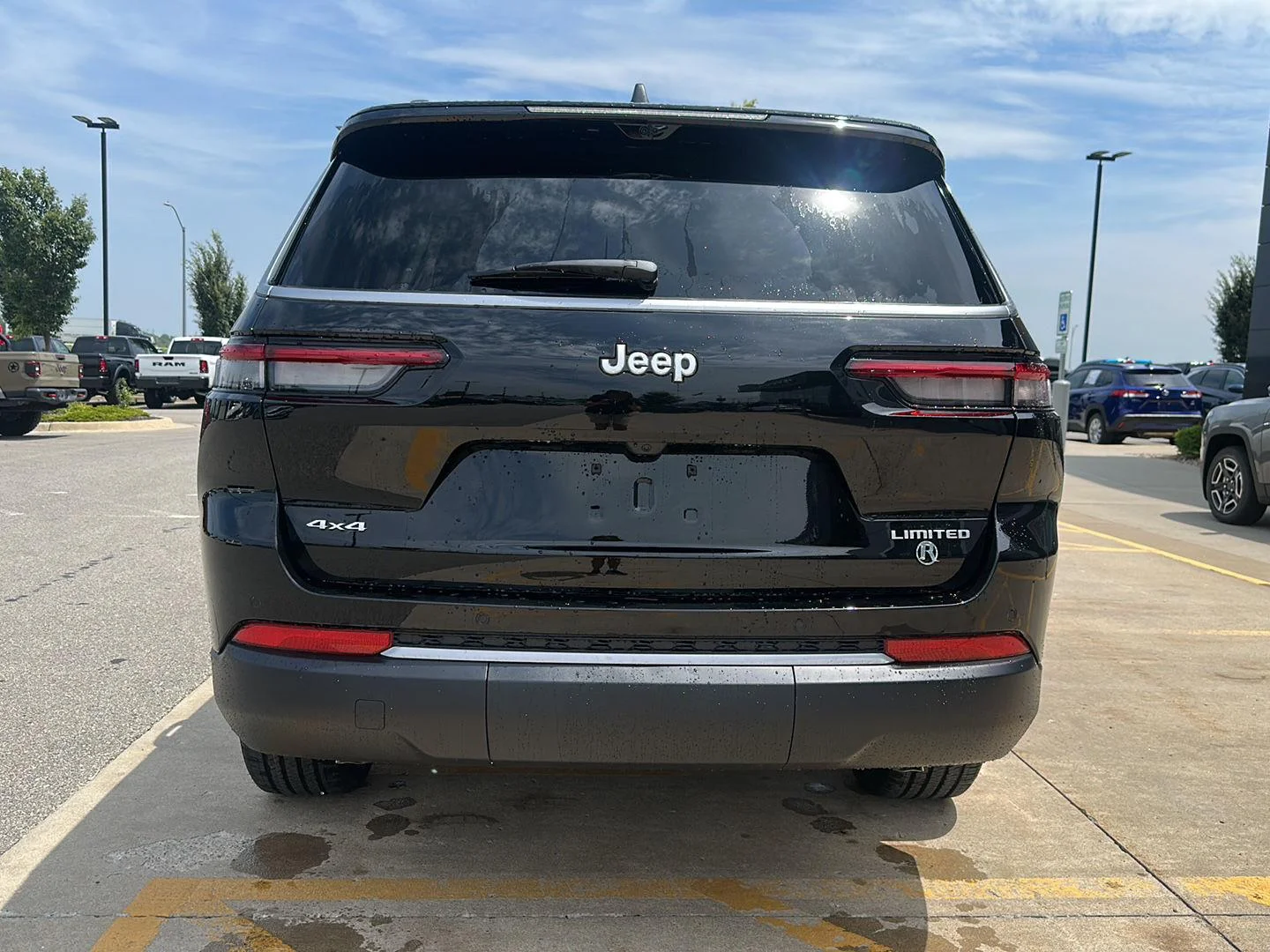 New 2026 Diamond Black Crystal Pearlcoat Jeep Limited image 3
