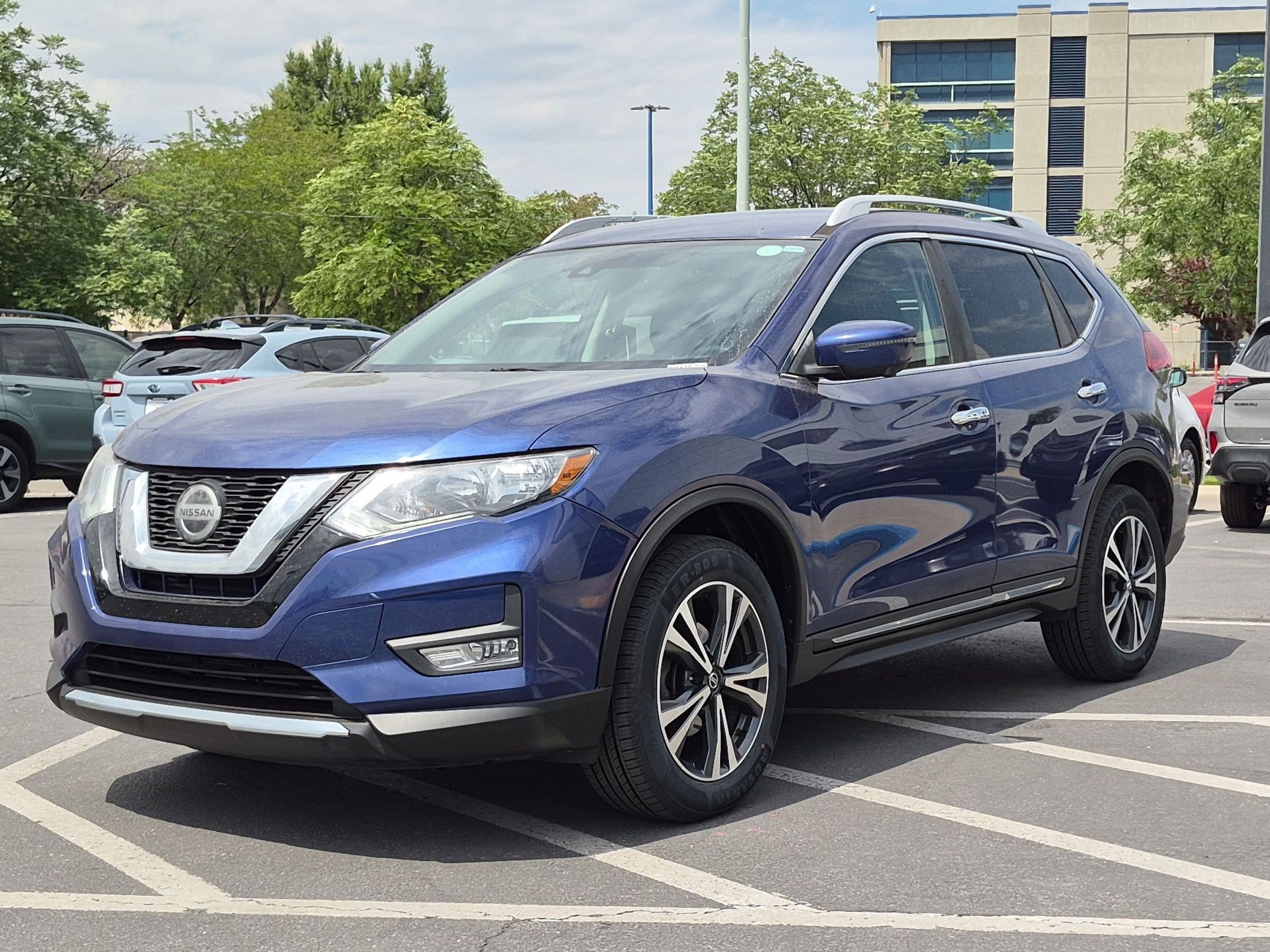 Used 2018 Caspian Blue Nissan SL image 8