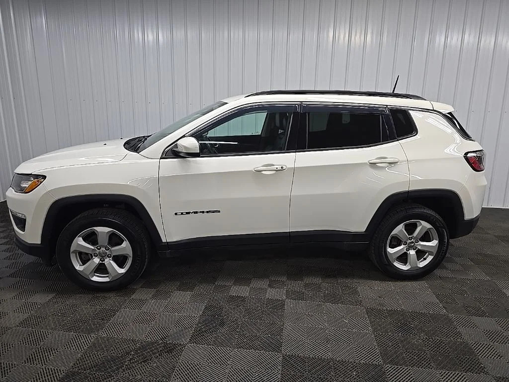 Used 2018 White Jeep Latitude image 5