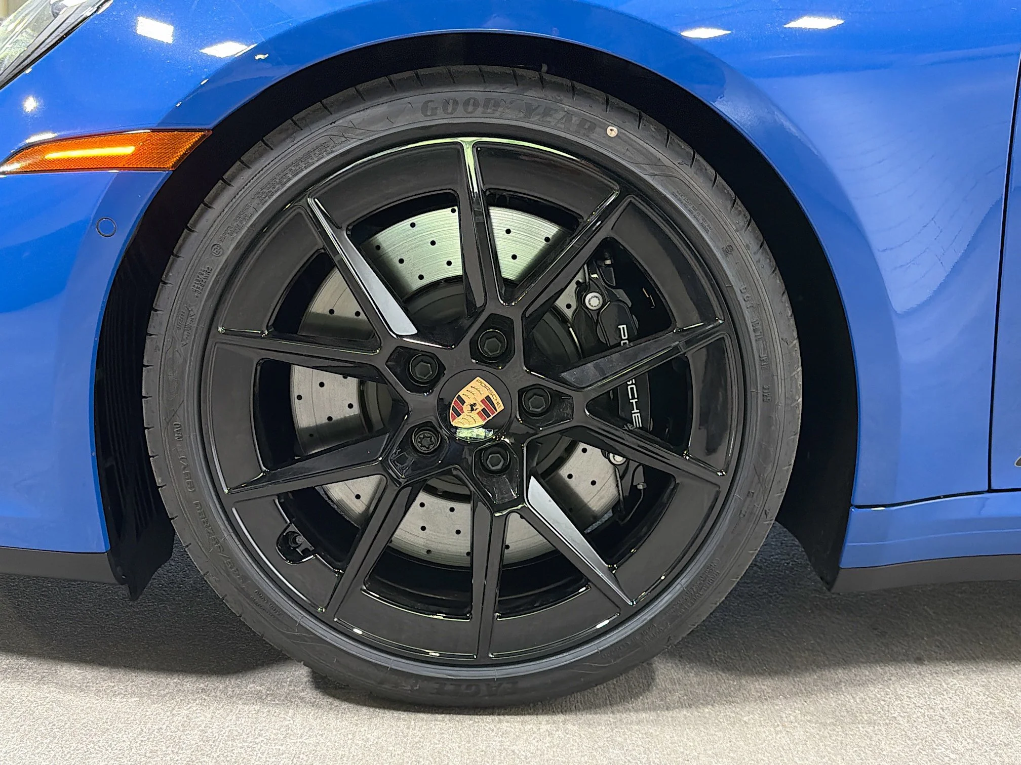 2025 Porsche 911 GTS - Photo 37