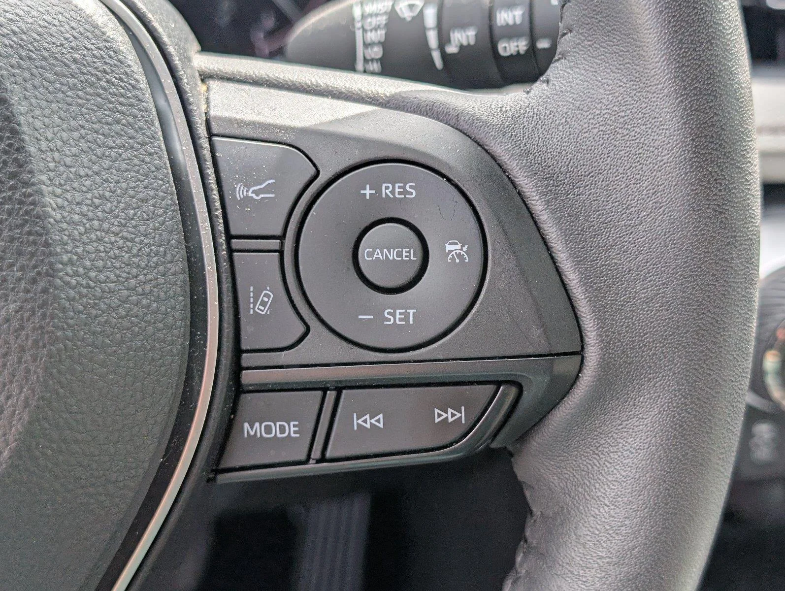Used 2024 Silver Sky Metallic Toyota XLE Premium image 28