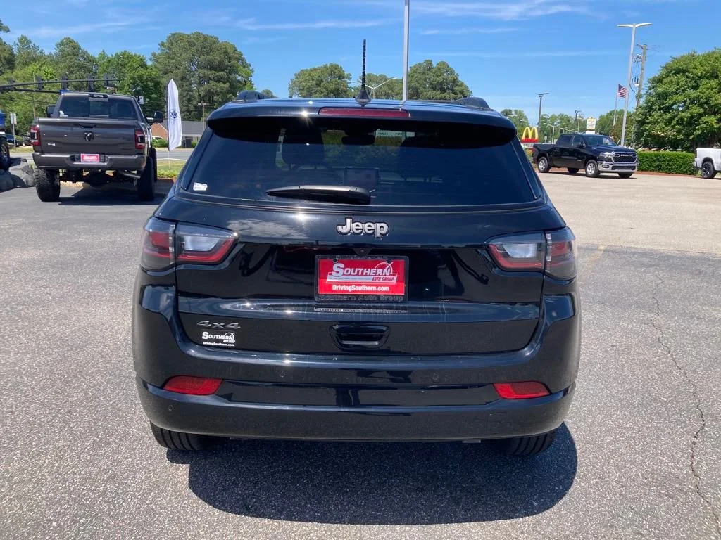 New 2024 Diamond Black Crystal Pearl-Coat Exterior Paint Jeep Limited image 4