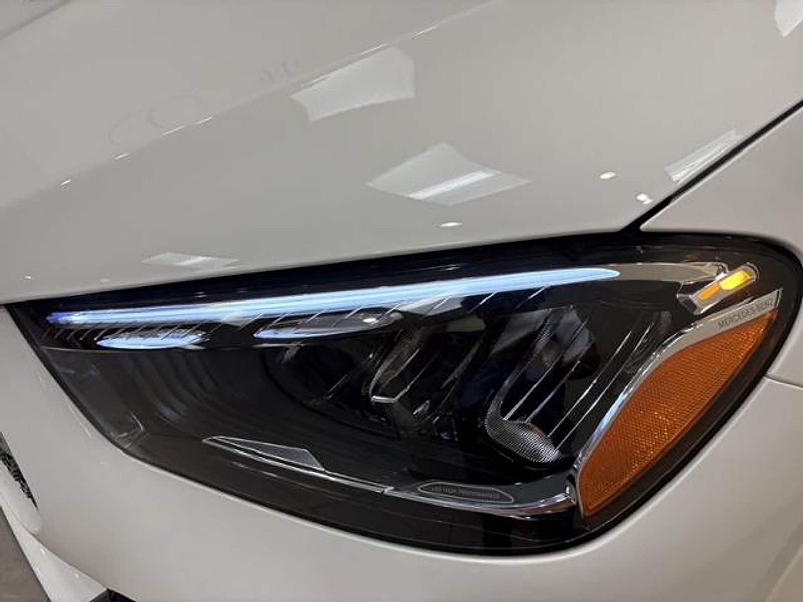 New 2026 MANUFAKTUR Moonlight White Metallic Mercedes-Benz  image 7