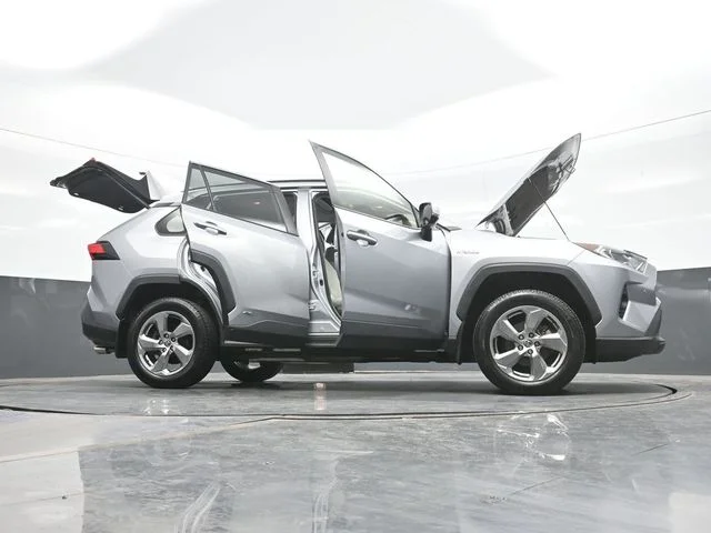 Used 2021 Silver Toyota XLE Premium image 31