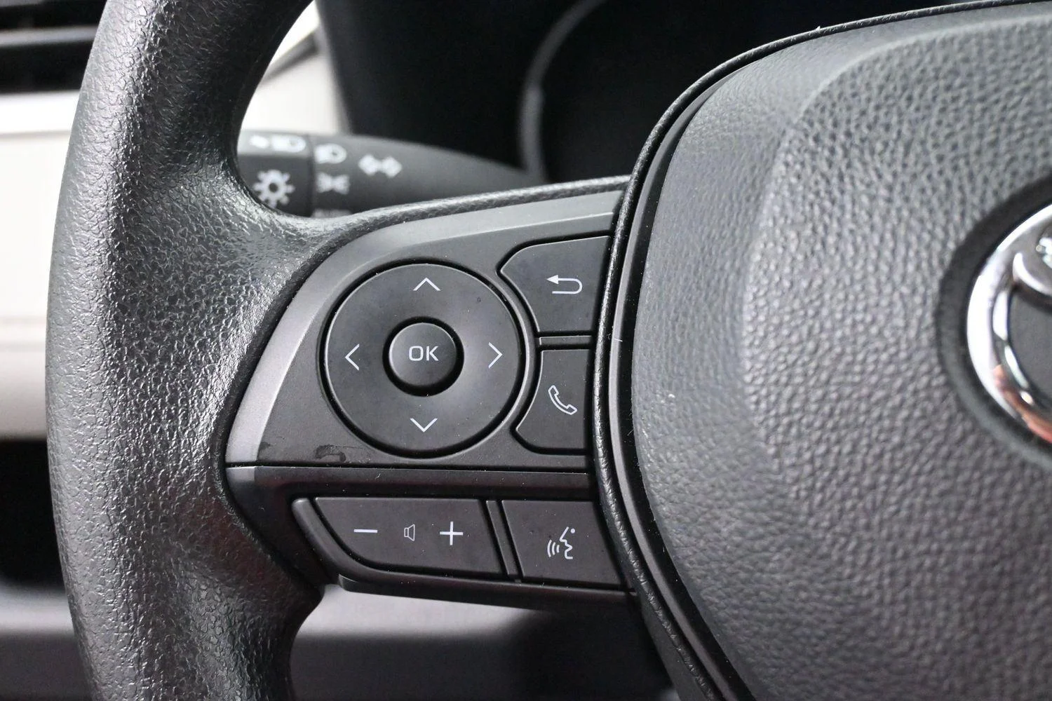 Used 2025 White Toyota XLE image 17