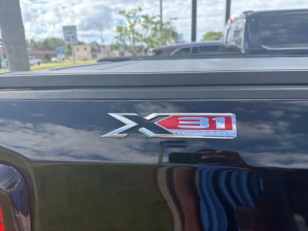 Used 2025 Onyx Black GMC SLT image 7