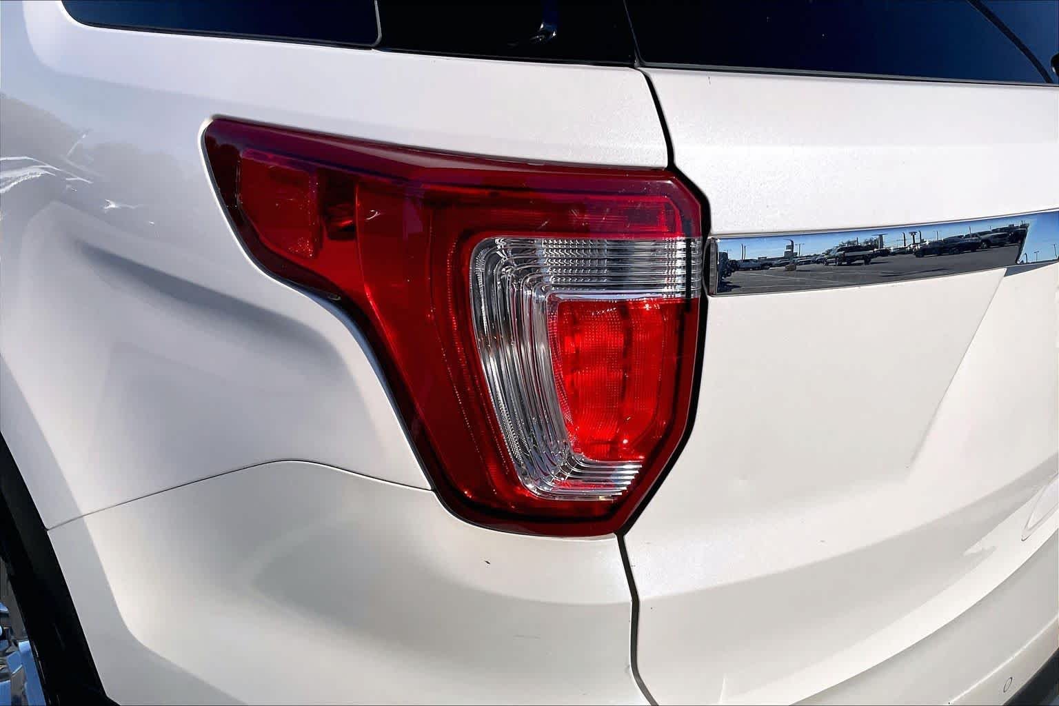 Used 2017 White Platinum Metallic Tri-Coat Ford XLT image 24