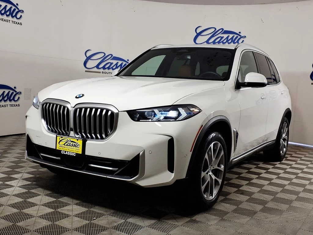 Used 2025 White BMW sDrive40i image 5