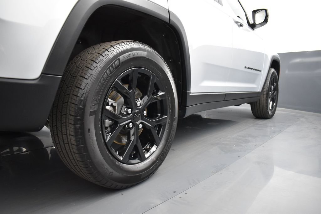 Used 2025 Silver Zynith Jeep Altitude image 22