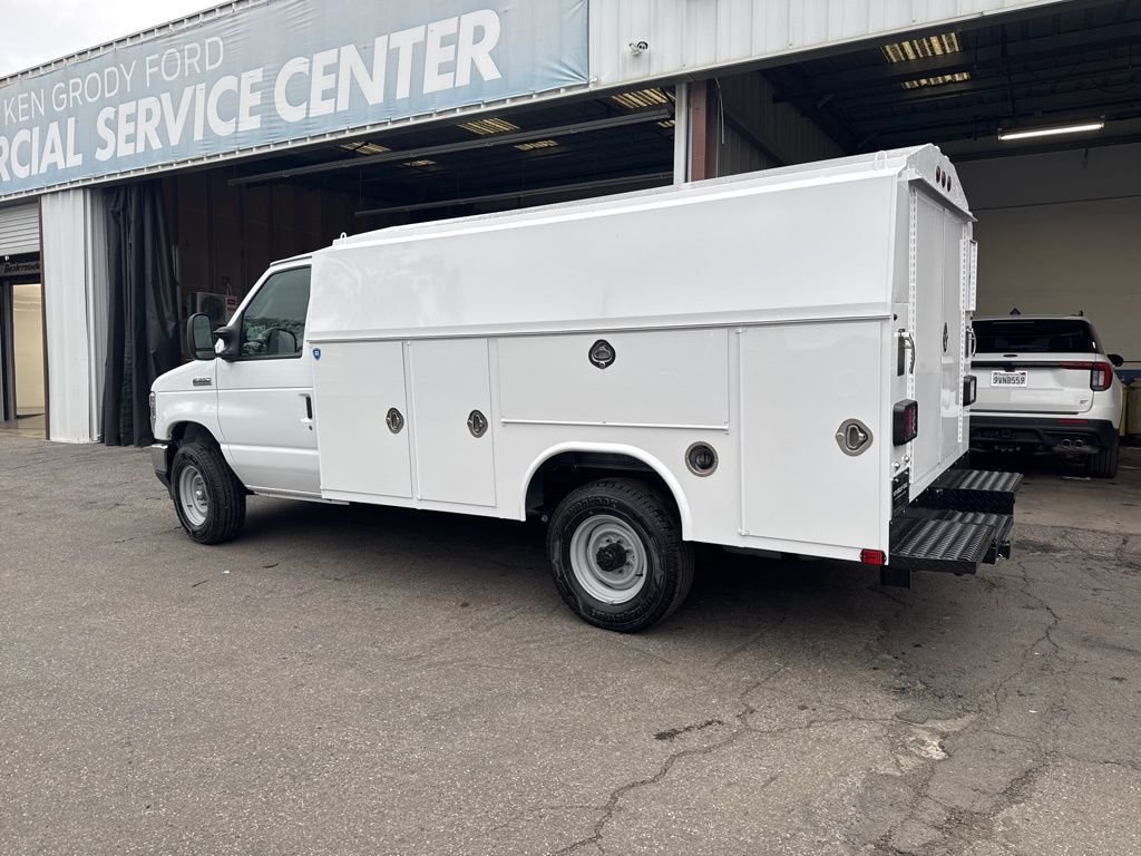 New 2026 Oxford White Ford Base image 6