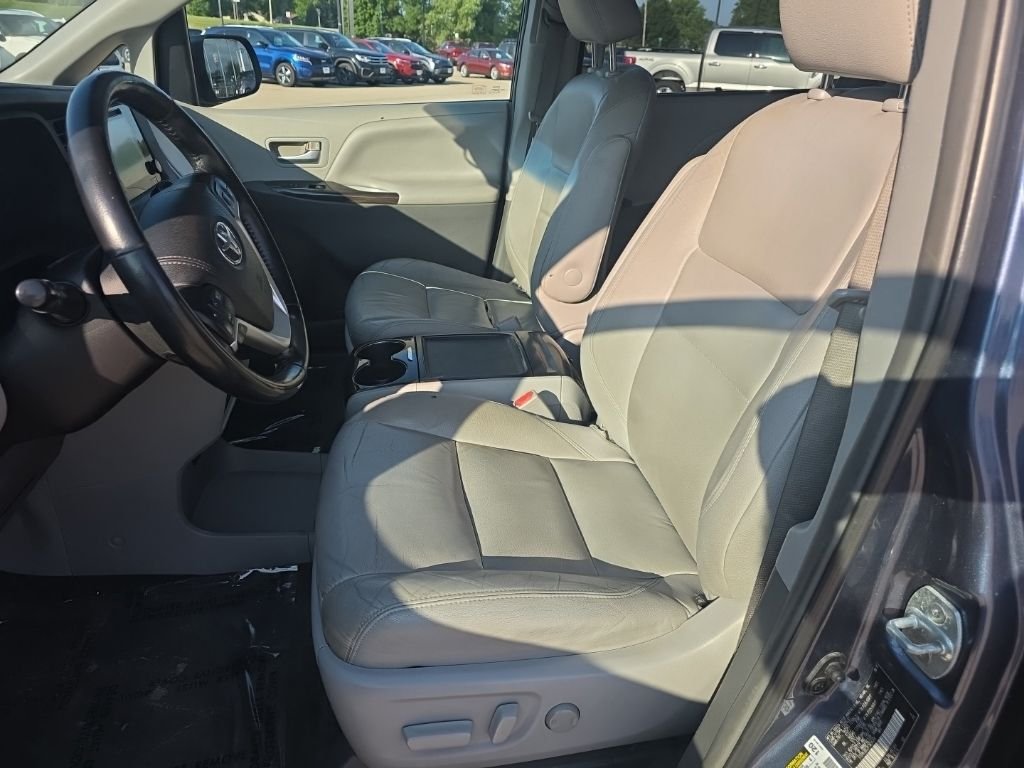 Used 2015 Blue Toyota XLE image 17