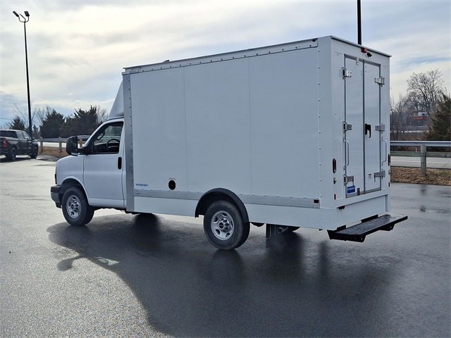 New 2025 Summit White GMC 1WT image 17