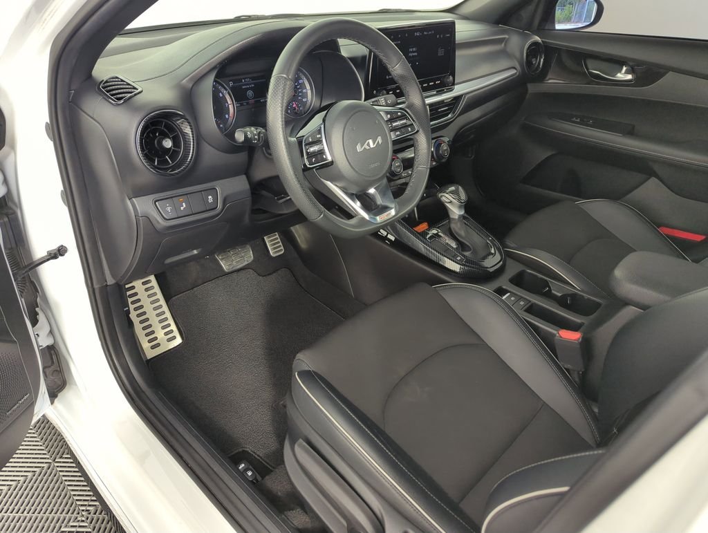 Used 2023 White Kia GT-Line image 11