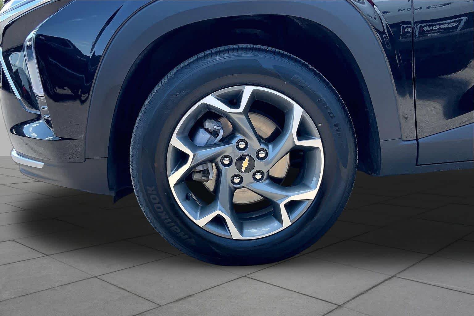 Used 2025 Mosaic Black Metallic Chevrolet LT image 11