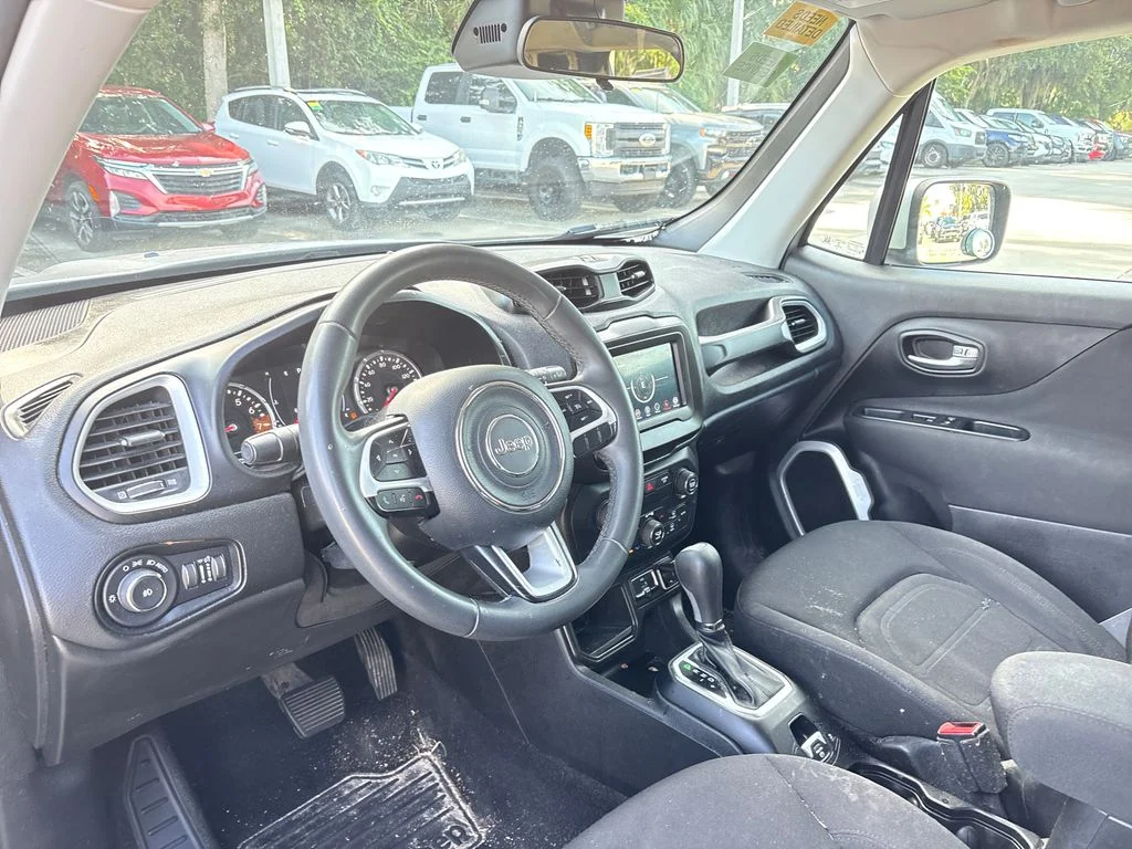 Certified Used 2018 Silver Jeep Latitude image 6