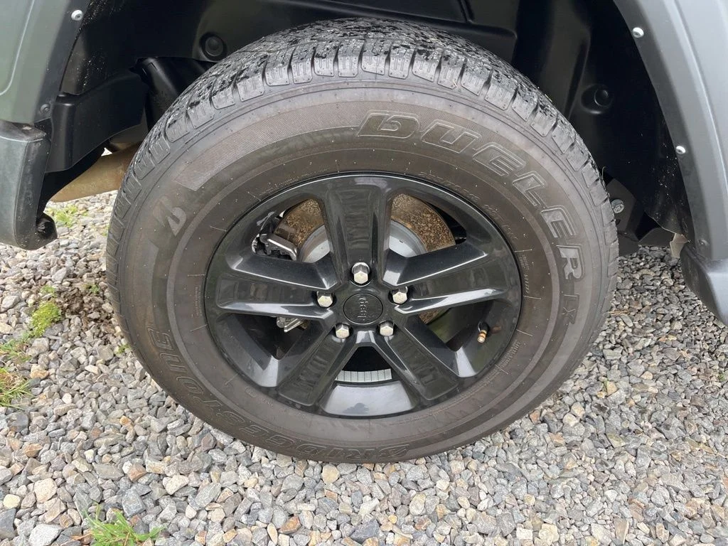 Used 2023 Silver Jeep Altitude image 10