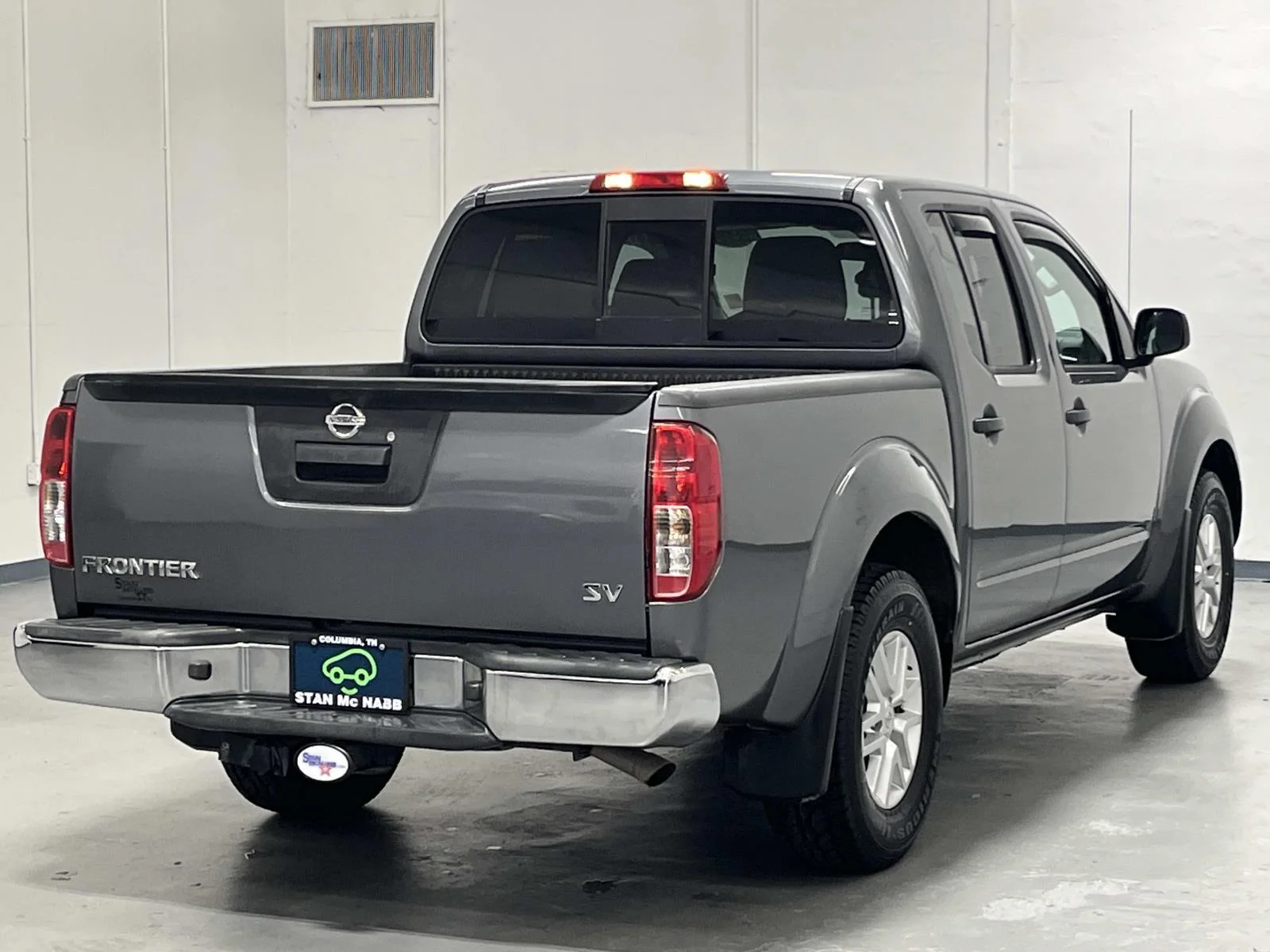 Used 2021 Gun Metallic Nissan SV 4x2 Crew Cab 3.8L V6 1 Owner image 8