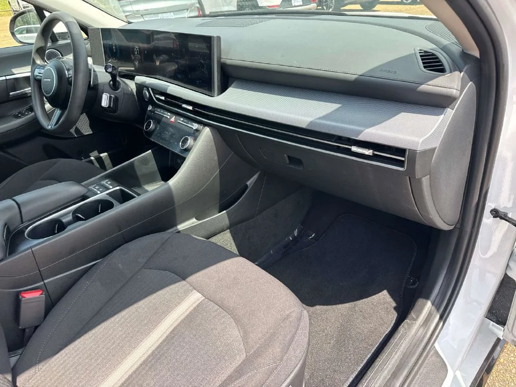 Used 2025 White Hyundai SEL image 19