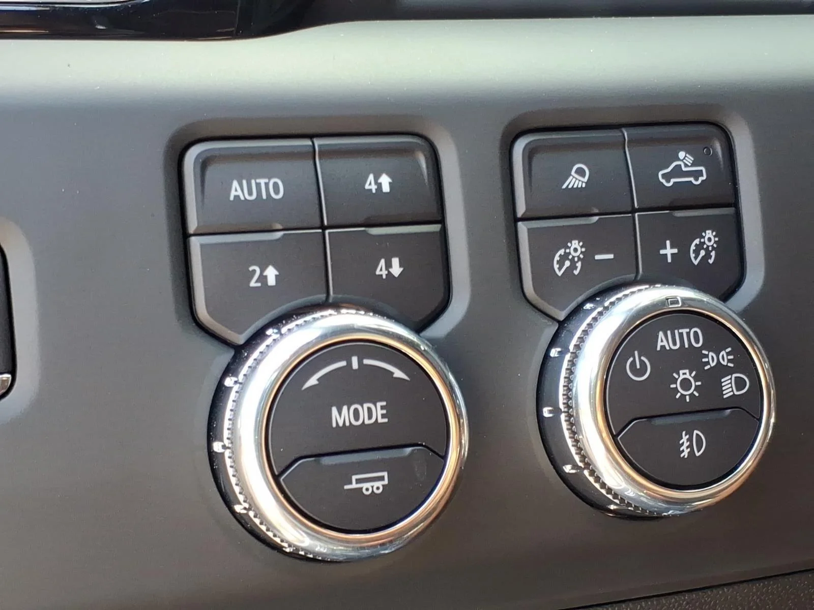 Used 2025 White Frost Tricoat GMC Denali Ultimate image 8