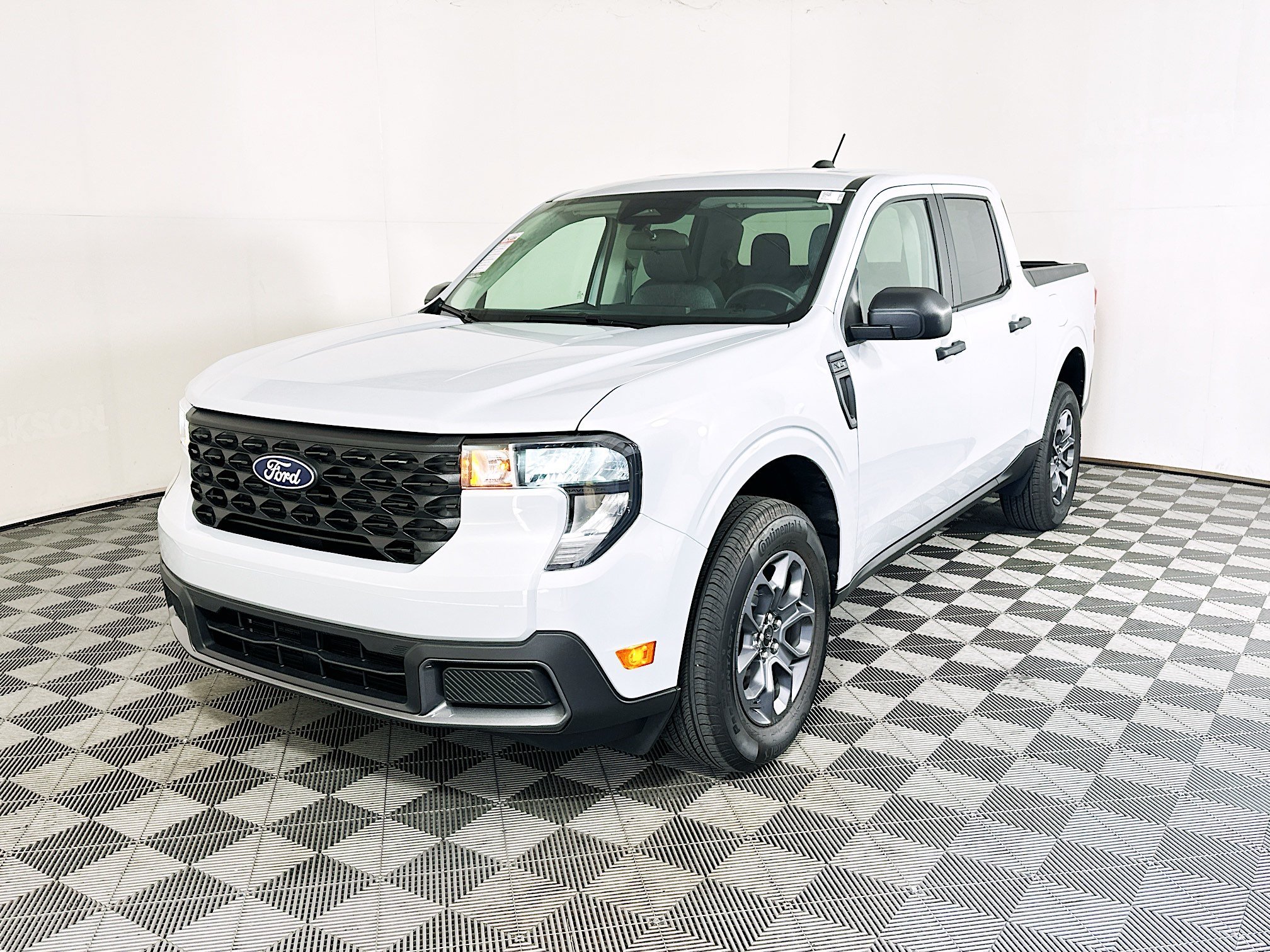 Used 2025 White Metallic Ford XLT image 7