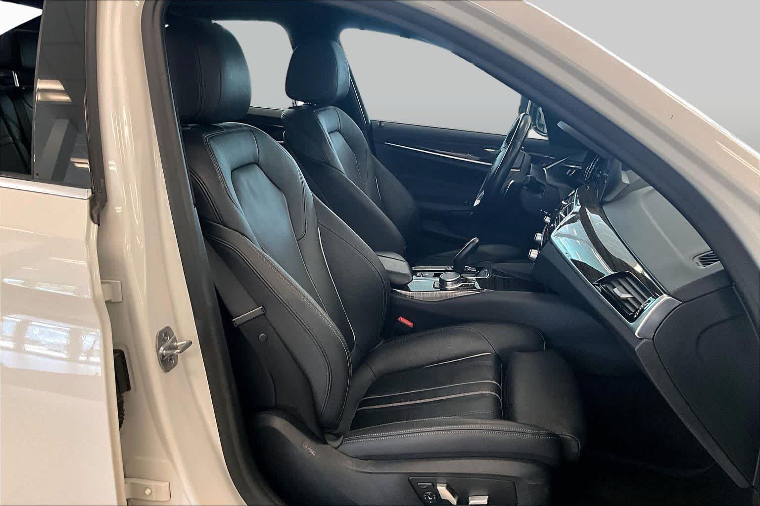 Used 2019 Alpine White BMW 540i image 8