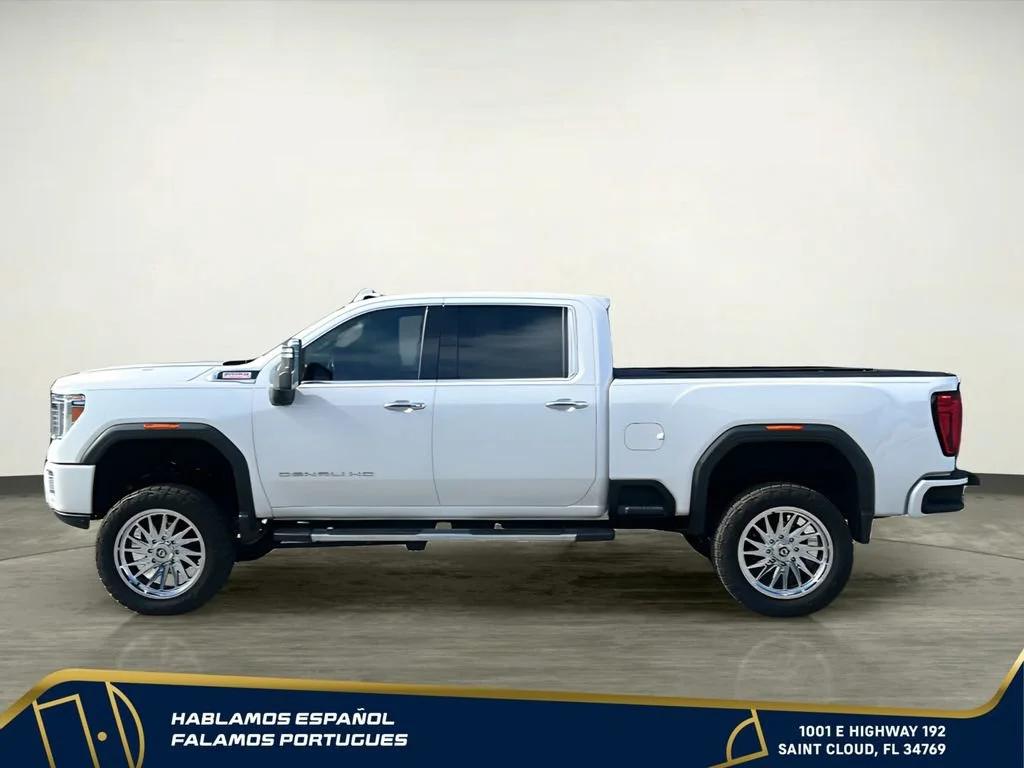 Used 2022 White Frost Tricoat GMC Denali image 3