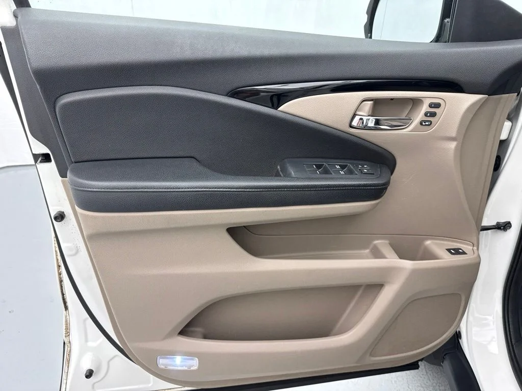 Used 2016 White Honda Touring image 19