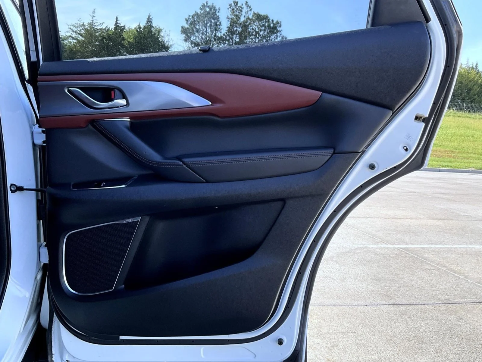 Used 2019 White Mazda Signature image 17