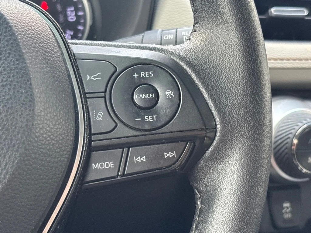 Used 2021  Toyota XLE Premium image 19