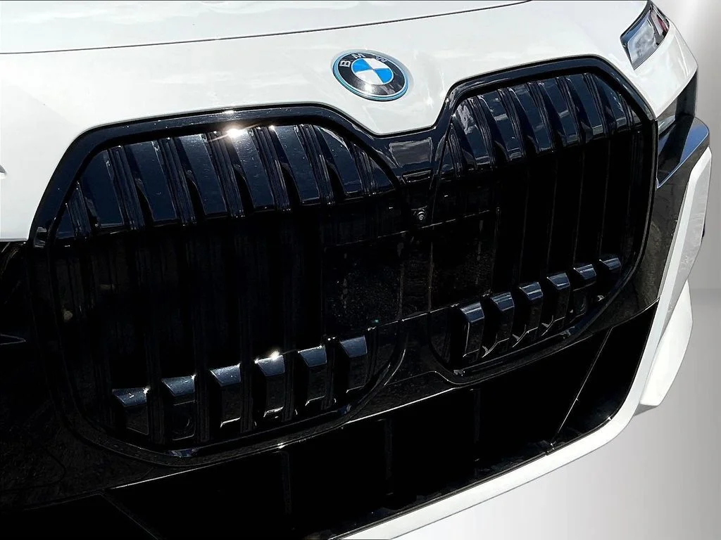 Used 2023 Alpine White BMW xDrive60 image 32