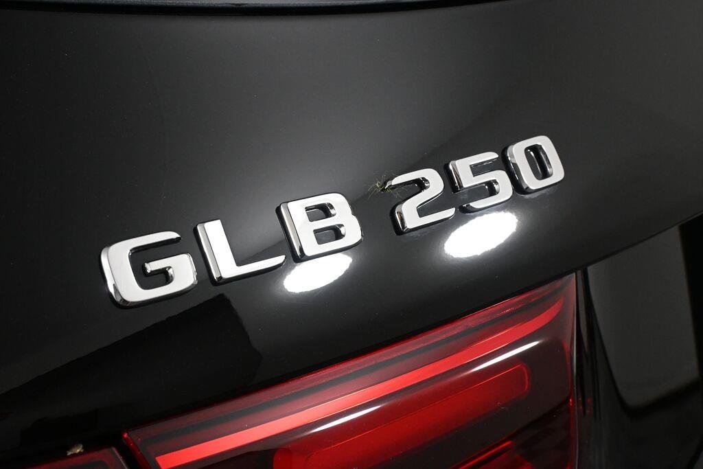 Used 2026 Night Black Mercedes-Benz GLB 250 image 28