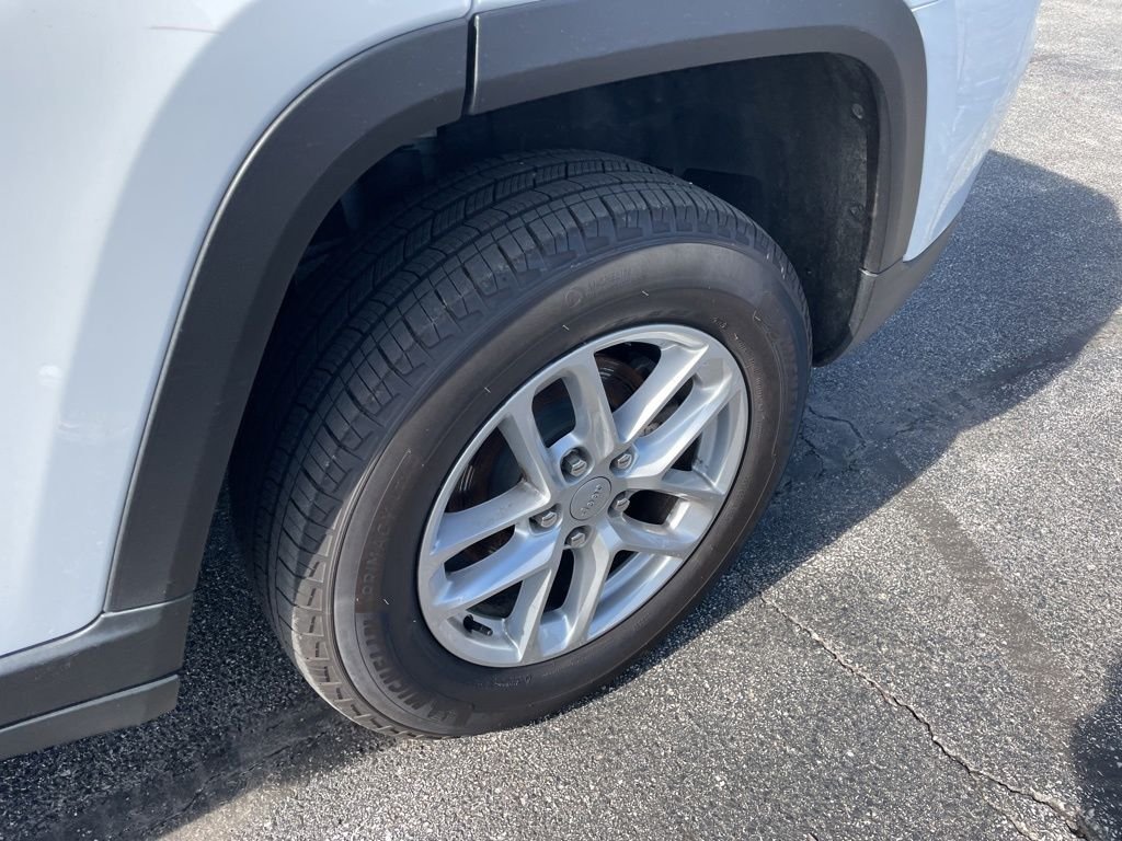 Used 2024 White Jeep Laredo X image 9