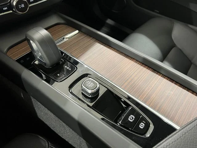 Certified Used 2022 Crystal White Volvo Momentum image 19