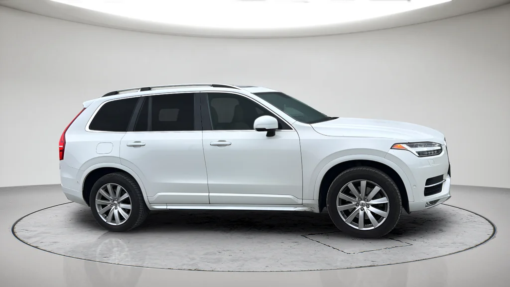 Used 2019 White Volvo T6 Momentum image 3