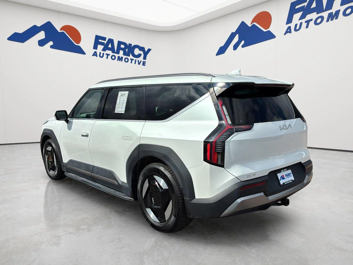 Used 2024 Snow White Pearl Kia Wind image 17