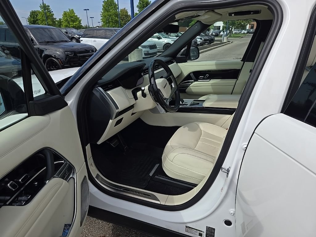 Used 2024 Icy White SV Bespoke Special Effect Gloss Land Rover Autobiography image 17